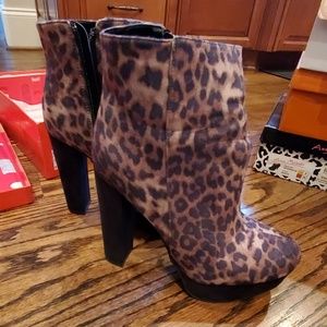 Platform boots leopard suede